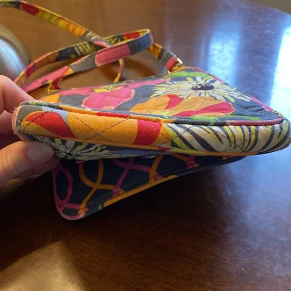 VERA BRADLEY floral adjustable crossbody purse. Pockets everywhere! Pretty!! - Picture 14 of 16